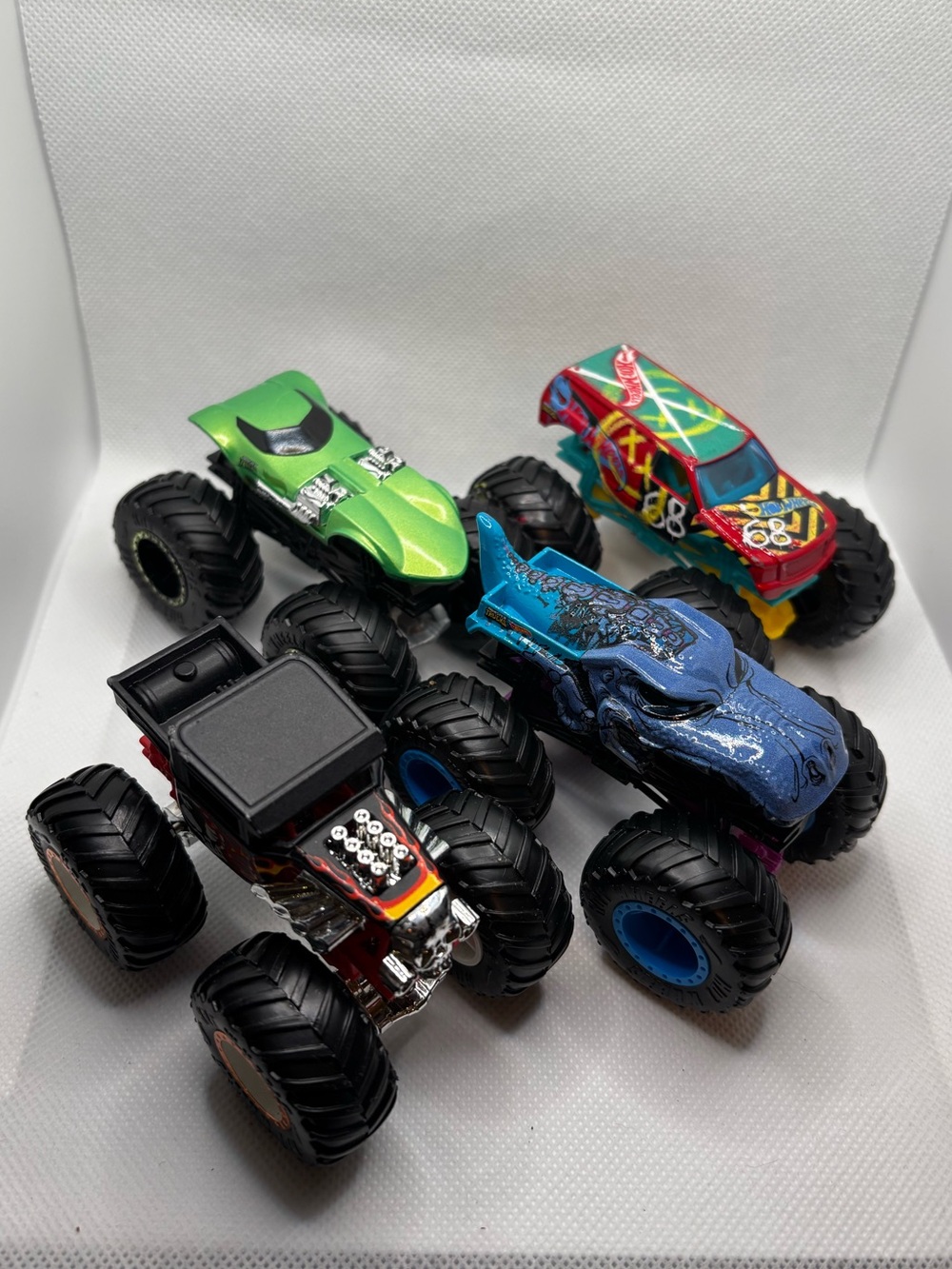 2/20$ 🐮 Hot Wheels Monster Trucks Lot Of 4 - Blue, Red, Green, & Black